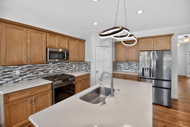 9391 S Parkside LANE, Franklin, WI 53132