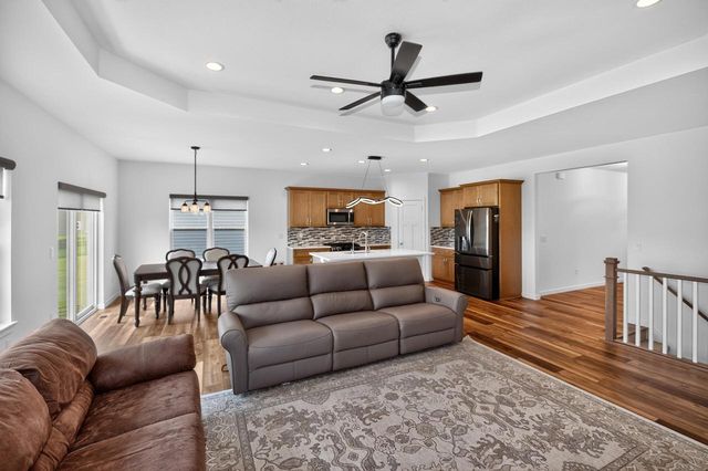 9391 S Parkside LANE, Franklin, WI 53132