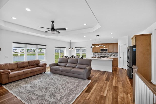 9391 S Parkside LANE, Franklin, WI 53132