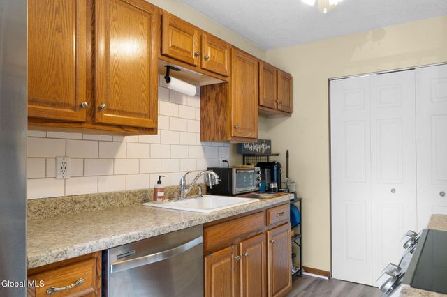 1906 Cambridge Manor Drive, Scotia, NY 12302