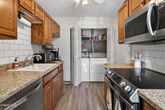 1906 Cambridge Manor Drive, Scotia, NY 12302