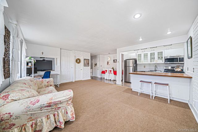 460 Old Town Road 5L, Port Jefferson Station, NY 11776