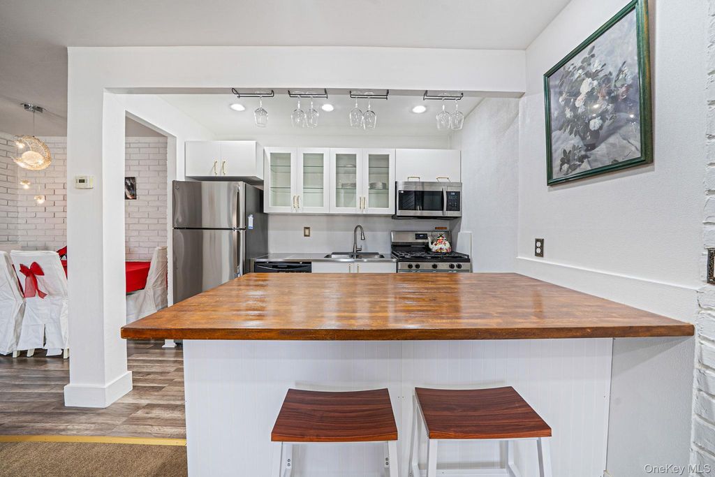 460 Old Town Road 5L, Port Jefferson Station, NY 11776