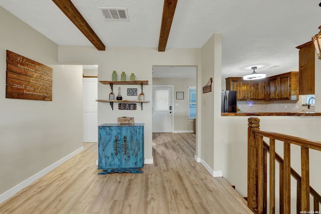 1422 Oakridge Ln, Canyon Lake, TX 78133
