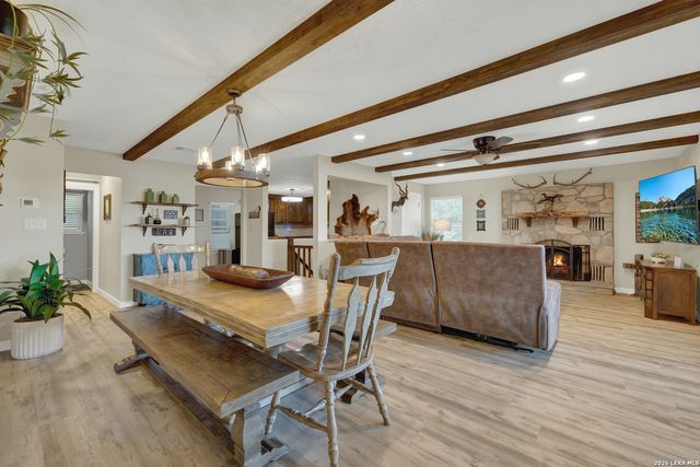 1422 Oakridge Ln, Canyon Lake, TX 78133