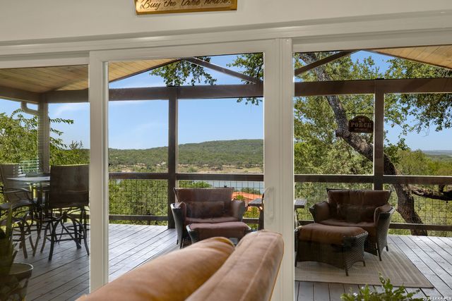 1422 Oakridge Ln, Canyon Lake, TX 78133