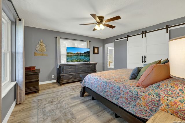 1422 Oakridge Ln, Canyon Lake, TX 78133