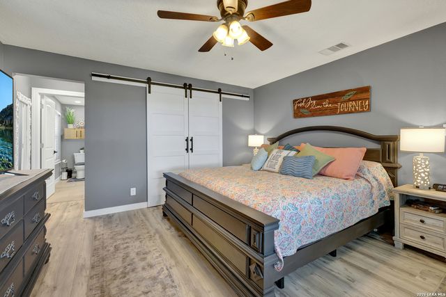 1422 Oakridge Ln, Canyon Lake, TX 78133