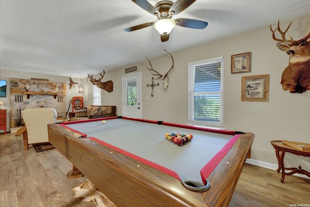 1422 Oakridge Ln, Canyon Lake, TX 78133