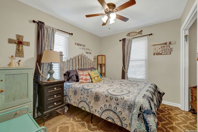 1422 Oakridge Ln, Canyon Lake, TX 78133
