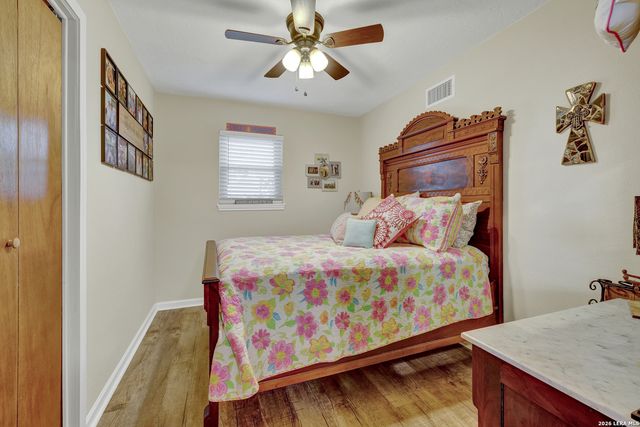 1422 Oakridge Ln, Canyon Lake, TX 78133