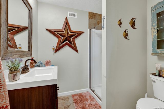 1422 Oakridge Ln, Canyon Lake, TX 78133