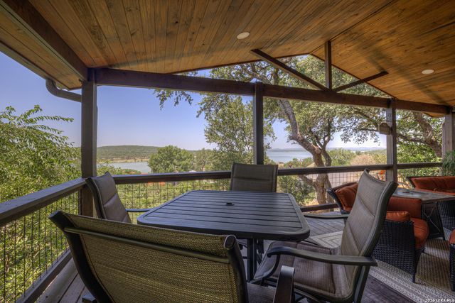 1422 Oakridge Ln, Canyon Lake, TX 78133