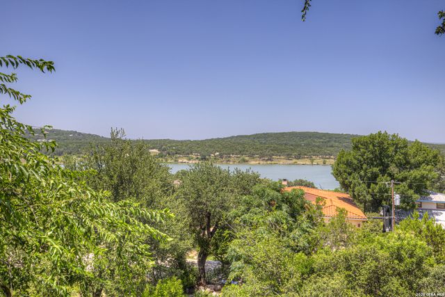 1422 Oakridge Ln, Canyon Lake, TX 78133