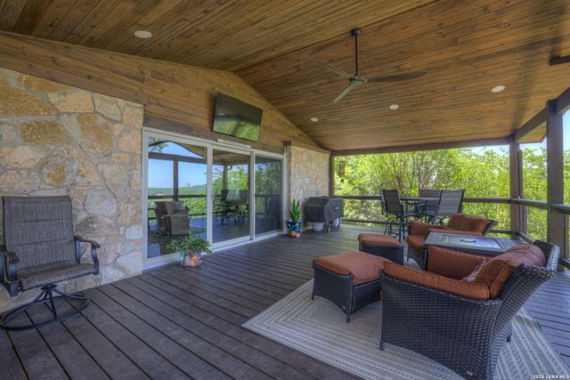 1422 Oakridge Ln, Canyon Lake, TX 78133