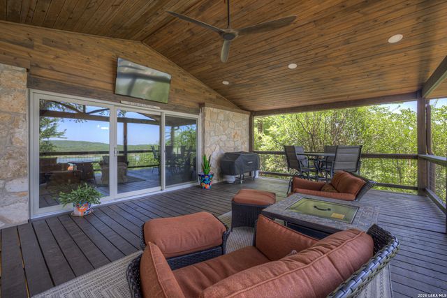 1422 Oakridge Ln, Canyon Lake, TX 78133