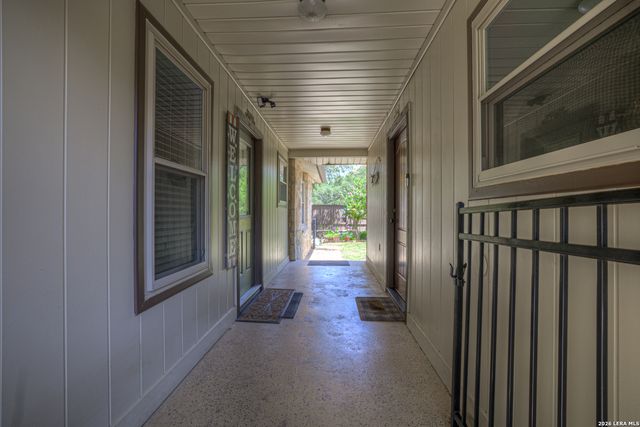 1422 Oakridge Ln, Canyon Lake, TX 78133