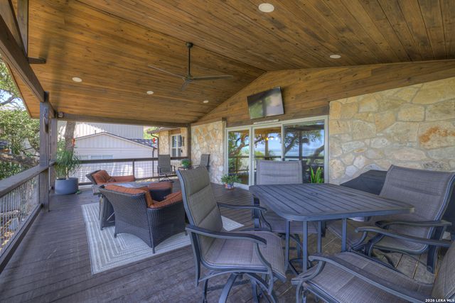 1422 Oakridge Ln, Canyon Lake, TX 78133