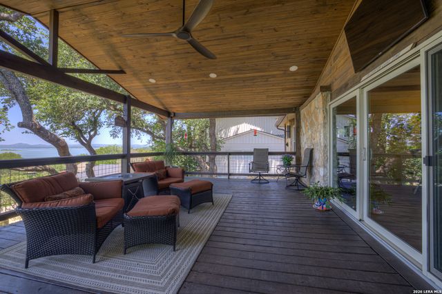 1422 Oakridge Ln, Canyon Lake, TX 78133