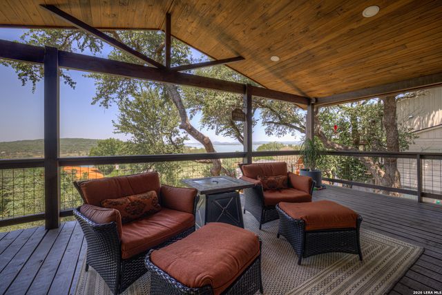 1422 Oakridge Ln, Canyon Lake, TX 78133