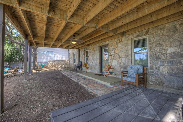 1422 Oakridge Ln, Canyon Lake, TX 78133