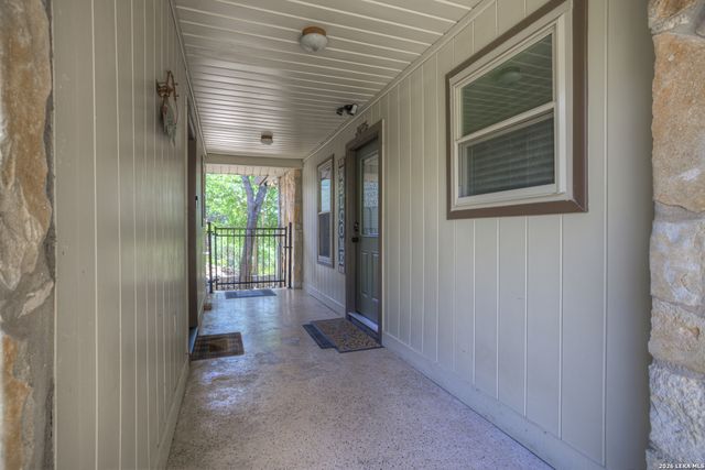 1422 Oakridge Ln, Canyon Lake, TX 78133
