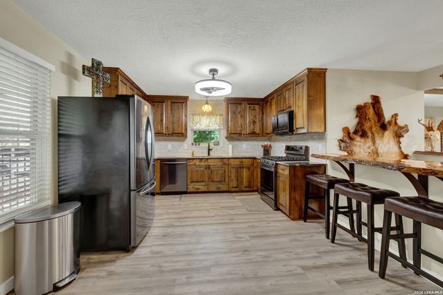 1422 Oakridge Ln, Canyon Lake, TX 78133