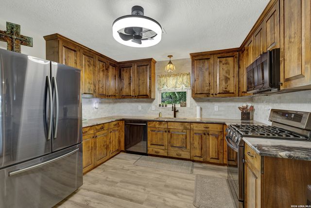 1422 Oakridge Ln, Canyon Lake, TX 78133