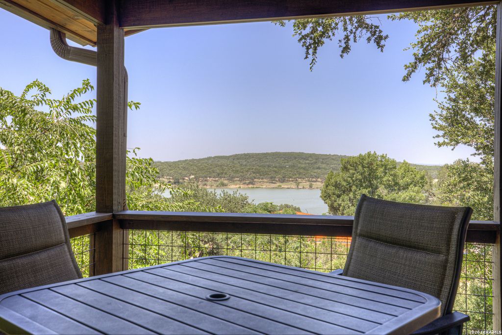 1422 Oakridge Ln, Canyon Lake, TX 78133