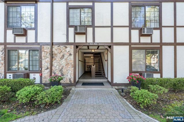 916 Thoreau, Mahwah, NJ 07430