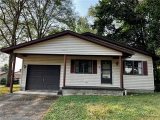 206 Watson Circle NE, New Philadelphia, OH 44663