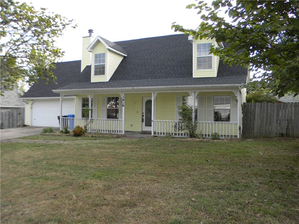 1616 S Tallgrass Drive, Fayetteville, AR 72701