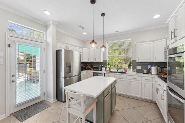 74 W Summer Storm Circle, The Woodlands, TX 77381