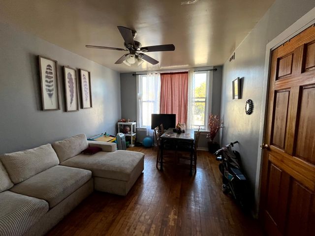 4265 W Montrose Avenue, Chicago, IL 60641