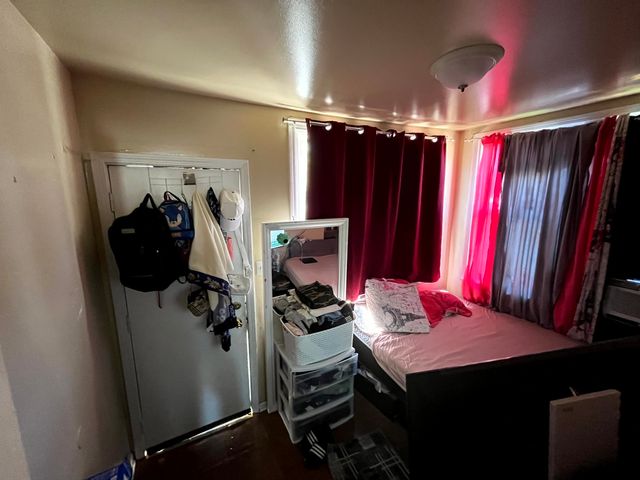 4265 W Montrose Avenue, Chicago, IL 60641