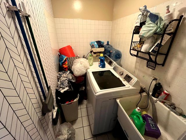 4265 W Montrose Avenue, Chicago, IL 60641