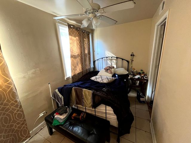 4265 W Montrose Avenue, Chicago, IL 60641