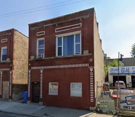 4265 W Montrose Avenue, Chicago, IL 60641
