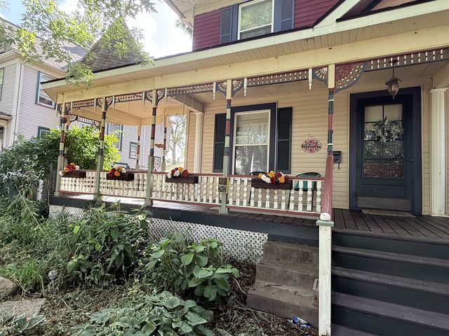 32 Oak Lane, Davenport, IA 52803