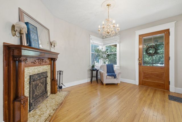 32 Oak Lane, Davenport, IA 52803