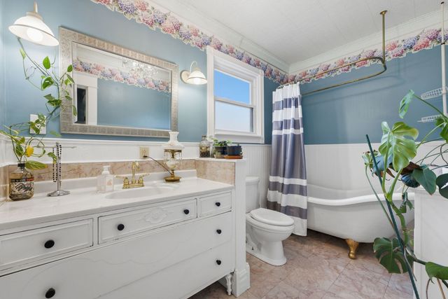 32 Oak Lane, Davenport, IA 52803