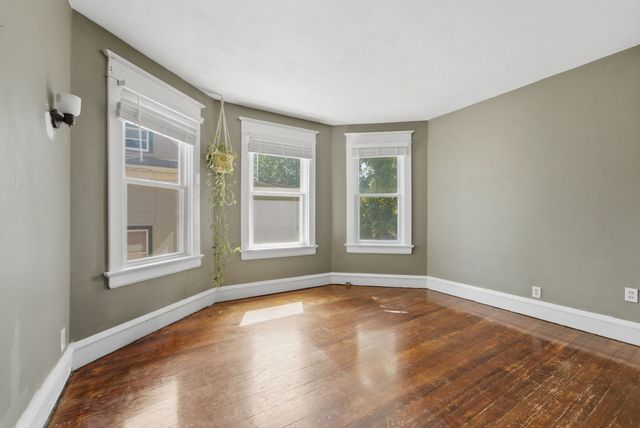 32 Oak Lane, Davenport, IA 52803