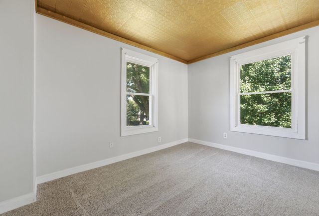 32 Oak Lane, Davenport, IA 52803