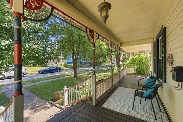 32 Oak Lane, Davenport, IA 52803