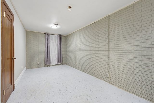 32 Oak Lane, Davenport, IA 52803