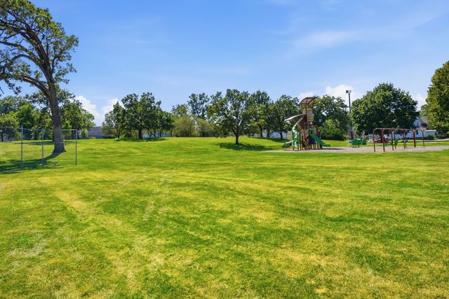 32 Oak Lane, Davenport, IA 52803