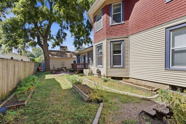 32 Oak Lane, Davenport, IA 52803