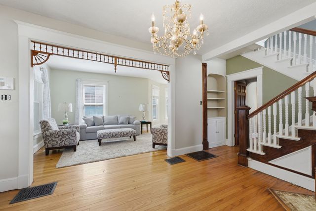 32 Oak Lane, Davenport, IA 52803