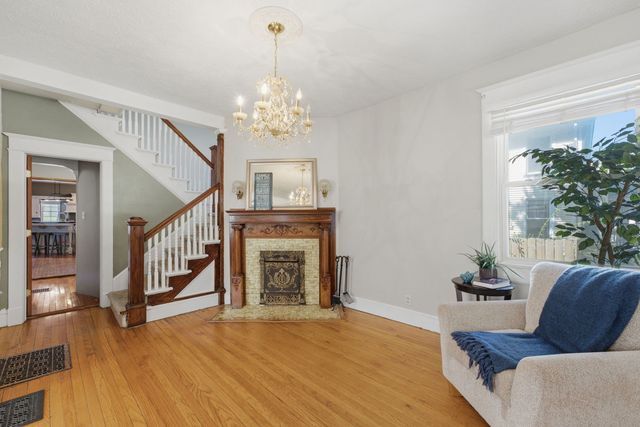 32 Oak Lane, Davenport, IA 52803