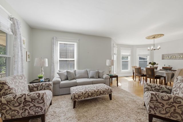 32 Oak Lane, Davenport, IA 52803